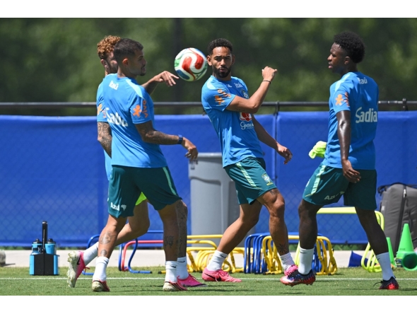 Brazil’s Matheus Cunha (centre) and Vinicius Junior (right) take part in a training session with teammates. (PICS AFP)