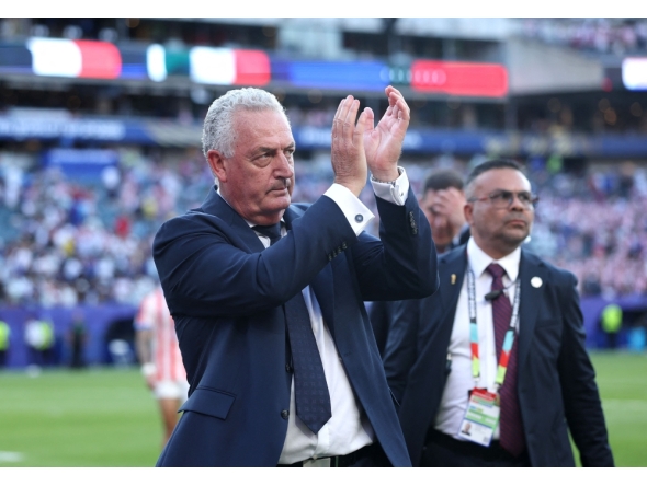 Gustavo Alfaro, Head Coach of Paraguay, applauds fans after the 0-1 loss during the FIFA World Cup 2026 Round of 16 match between Paraguay and France at Philadelphia Stadium  (Photo by Buda Mendes / AFP)