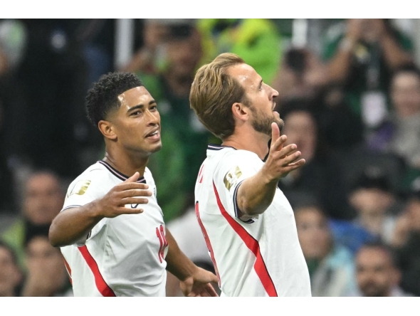England's midfielder #10 Jude Bellingham (L) celebrates scoring his team's first goal with teammate forward #09 Harry Kane (R) at the Mexico City Stadium in Mexico City on July 5, 2026. (Photo by Yuri Cortez / AFP)
