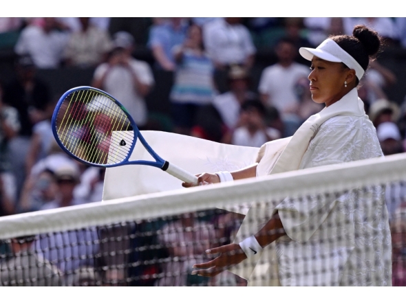 Japan's Naomi Osaka takes part in a coin toss ahead of her women's singles round of sixteen tennis match against Belarus's Aryna Sabalenka on July 5, 2026. (Photo by Kirill Kudryavtsev / AFP) /