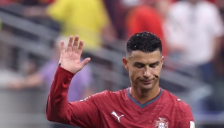 Portugal's forward #07 Cristiano Ronaldo waves to fans after losing the 2026 World Cup round of 16 football match between Portugal and Spain at the Dallas Stadium in Arlington on July 6, 2026. (Photo by Thomas Coex / AFP)