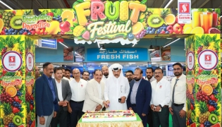 Safari Group Chairman Hamad Dhafer Al Ahbabi and Safari Group Deputy Chairman and Managing Director Zainul Abideen cutting a cake to mark the launch of Fruit Festival and Juice Junction.