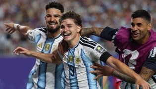 Argentina's forward #09 Julian Alvarez (C) celebrates scoring his team's second goal with Argentina's forward #21 Jose Manuel Lopez (L) and Argentina's defender #13 Cristian Romero. Photo by Odd Andersen / AFP