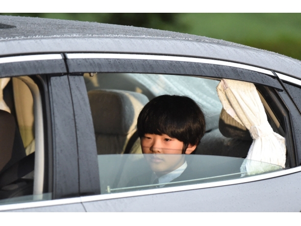 (Files) A vehicle carrying Prince Hisahito, son of Prince Akishino and Princess Kiko, leaves the Imperial Palace in Tokyo on April 30, 2019. (Photo by Kazuhiro Nogi / AFP)
 