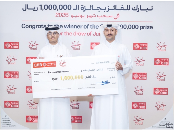 Retail Branches Manager at QIIB Abdullah Hamad Al-Mesaifri presenting the QR1m cheque to the winner, Enas Jamal A S Nasser.