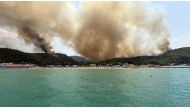 This photograph obtained from Italian news agency Ansa shows a vast wildfire spreading in the forest near the Adriatic sea resort of Peschici, in the southeastern Italy province of Puglia on July 26, 2026. (Photo by ANSA / AFP)