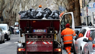 This illustration picture shows an employee of Rome's garbage collection 