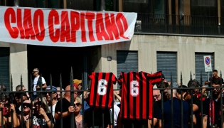 AC Milan supporters gather for the funeral of late AC Milan football player Franco Baresi outside the Sant但mbrogio Basilica in Milan on August 4, 2026. (Photo by Stefano RELLANDINI / AFP)