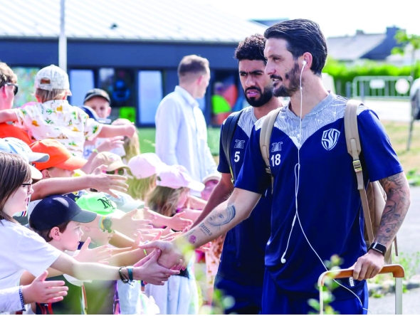 Al Wakrah players are greeted by young fans in Rennes, France.