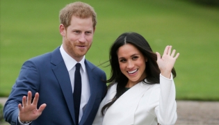 (FILES) Britain's Prince Harry and Meghan Markle pose for a photograph in the Sunken Garden at Kensington Palace in west London on November 27, 2017, following the announcement of their engagement. (Photo by Daniel LEAL / AFP)