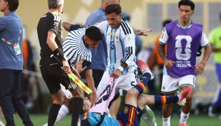 Argentina's midfielder #05 Leandro Paredes (top) clashes with Spain's midfielder #09 Gavi during the 2026 World Cup football tournament final match between Spain and Argentina at the New York/New Jersey Stadium in East Rutherford on July 19, 2026. Photo by CHARLY TRIBALLEAU / AFP