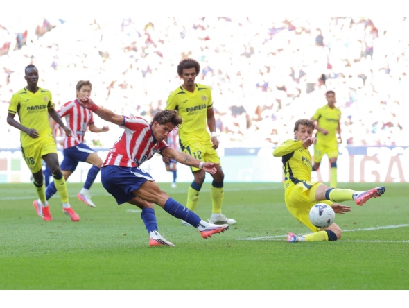 Atletico Madrid's Argentine forward #20 Giuliano Simeone kicks the ball during the Spanish league football match between Club Atletico de Madrid and Villarreal CF at Metropolitano Stadium in Madrid on August 23, 2026. (Photo by Pierre-Philippe MARCOU / AFP)