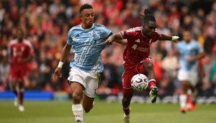 Nottingham Forest's Swiss midfielder #11 Dan Ndoye (L) vies with Liverpool's Dutch defender #30 Jeremie Frimpong (R) during the English Premier League football match between Liverpool and Nottingham Forest at Anfield in Liverpool, north west England on August 29, 2026. (Photo by Oli SCARFF / AFP)