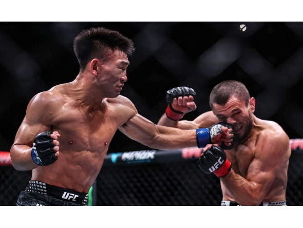 Song Yadong (L) of China competes against Umar Nurmagomedov of Russia during the UFC Fight Night Bantamweight Bout (Main Event) 5 Rounds at the Oriental Sports Center in east China's Shanghai, Aug. 29, 2026. (Xinhua/Li Ming)