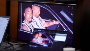 A 1996 photo of rapper Tupac Shakur (L) and Marion “Suge” Knight is shown on screens during closing arguments in the Duane Davis murder trial, related to the 1996 killing of rapper Tupac Shakur, at Clark County District Court at the Regional Justice Center in Las Vegas, Nevada, on August 31, 2026. (Photo by STEVE MARCUS / POOL / AFP)