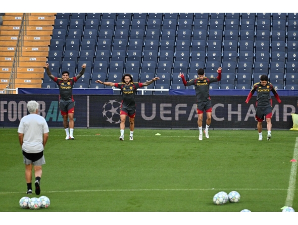 AS Roma's Italian head coach Gian Piero Gasperini (L) looks on during a training session on the eve of the UEFA Champions League first round day 1 football match between Fenerbahce SK and AS Roma, at the Fenerbahce Chobani stadium in Istanbul on September 9, 2026. (Photo by Ozan KOSE / AFP)