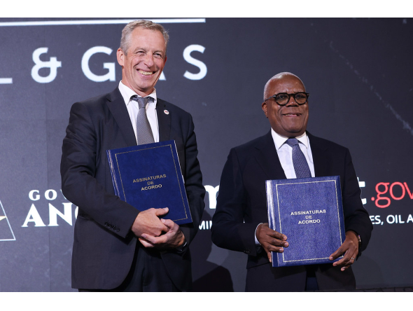 Chairman of the Board of Sonangol Sebastião Gaspar Martins (right) during one of the agreement signing at the event.