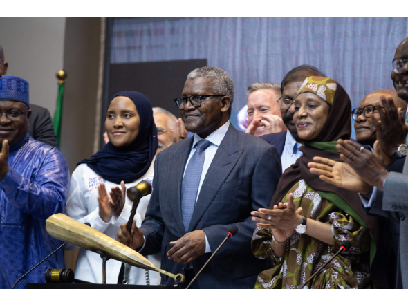 Aliko Dangote President and Chief Executive Officer of the Dangote Group hits the gong during the Dangote Refinery’s inital public offering at the Nigerian Exchange Group in Lagos NIgeria yesterday.