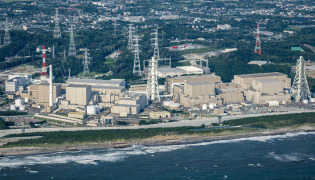 This aerial picture taken on September 4, 2015 shows units 1 to 4 (L-R) of the Chubu Electric Power Hamaoka Nuclear Power Plant in Omaezaki, Shizuoka Prefecture. (Photo by JIJI PRESS / AFP) / Japan OUT