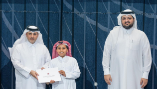Minister of Environment and Climate Change H E Dr Abdullah bin Abdulaziz bin Turki Al Subaie presents an award to one of the winners during the event.