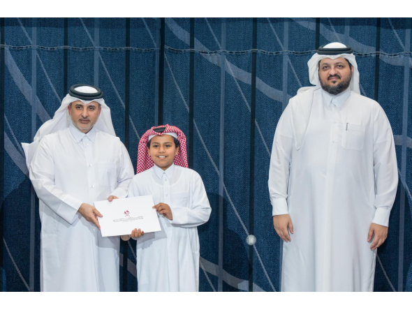 Minister of Environment and Climate Change H E Dr Abdullah bin Abdulaziz bin Turki Al Subaie presents an award to one of the winners during the event.