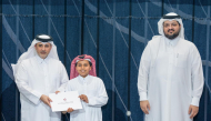 Minister of Environment and Climate Change H E Dr Abdullah bin Abdulaziz bin Turki Al Subaie presents an award to one of the winners during the event.