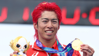 Japan's Takumi Hojo holds his gold medal on the podium of the men's individual triathlon during the 2026 Asian Games, on September 20, 2026. (Photo by JIJI Press / AFP) 