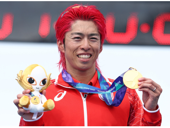 Japan's Takumi Hojo holds his gold medal on the podium of the men's individual triathlon during the 2026 Asian Games, on September 20, 2026. (Photo by JIJI Press / AFP) 