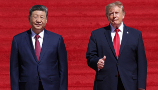 U.S. President Donald Trump (R) and President of China Xi Jinping (L) arrive for a tour of the National Archives Museum on September 25, 2026 in Washington, DC. (Photo by WIN MCNAMEE / GETTY IMAGES NORTH AMERICA / Getty Images via AFP)