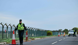 Police continue to man a roadblock outside RAF Fairford base (L) in Fairford, south-west England on September 28, 2026. (Photo by Ben Stansall / AFP)