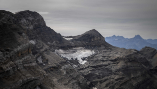 This photograph taken in western Switzerland on September 24, 2026 shows the remains of the now tiny Mauvais glacier, above Les Diablerets. The Swiss Glacier Monitoring Network (GLAMOS) will release its annual report on the state of Swiss glaciers on October 1, 2026. (Photo by Fabrice COFFRINI / AFP)