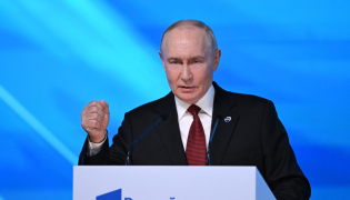 Russia's President Vladimir Putin gestures as he addresses the audience during the Valdai Discussion Club meeting in Moscow on October 1, 2026. (Photo by Igor IVANKO / AFP)
