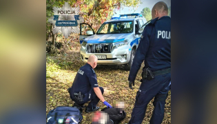 This handout picture taken and released by Policja Mazowsze on October 7, 2026, shows two policemen detaining a suspected high school knife attacker in the town of Ostroleka, some 130 km north of Warsaw. Photo by Handout / Policja Mazowsze / AFP