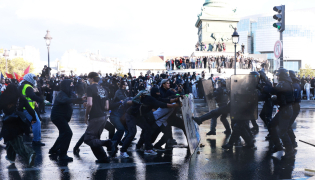 French police officers clash with protesters during a demonstration of high-school students at Place de la Bastille, in Paris, on October 8, 2026, as part of a nationwide protest movement over learning conditions. Photo by Kenzo TRIBOUILLARD / AFP