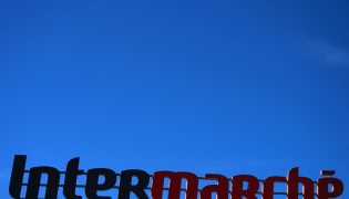 (Files) This photograph taken in Agde on October 9, 2026 shows the logo of French supermarket Intermarche on the facade of a store. (Photo by Gabriel Bouys / AFP)