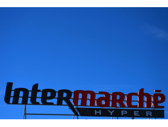 (Files) This photograph taken in Agde on October 9, 2026 shows the logo of French supermarket Intermarche on the facade of a store. (Photo by Gabriel Bouys / AFP)