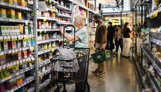 People shop for groceries at a supermarket in Manhattan on August 25, 2026 in New York City. US consumer inflation climbed more than anticipated in September, government data showed October 14, 2026, as the US war with Iran pushed energy costs higher, deepening strains on American households ahead of next month's midterm elections. The consumer price index (CPI) was slightly hotter than analysts expected, rising to 3.7 percent on a year-on-year basis, said the Department of Labor. This was an acceleration from 3.4 percent in August. (Photo by ANGELA WEISS / AFP)
