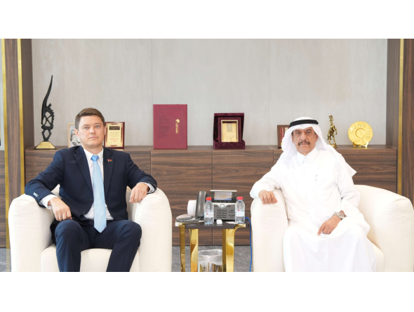 QC Acting General Manager Ali Bu Sherbak Al-Mansori and Chargé d’Affaires at the Embassy of the Republic of Belarus in Qatar Aleksei Zubko during the meeting.