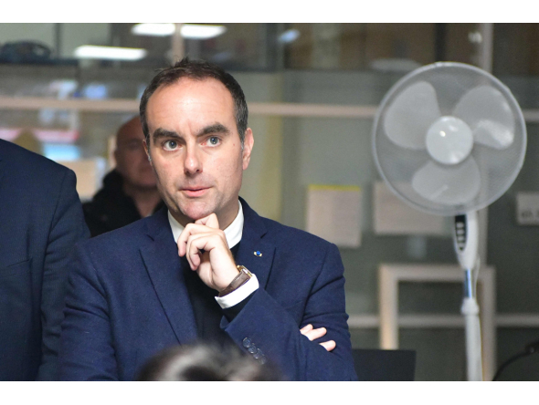 :France's Prime Minister Sebastien Lecornu (C) reacts at a police station during a visit to Limoges in the context of security and reconstruction efforts after a group of individuals forced entry into the building during last weekend's protest action against the 