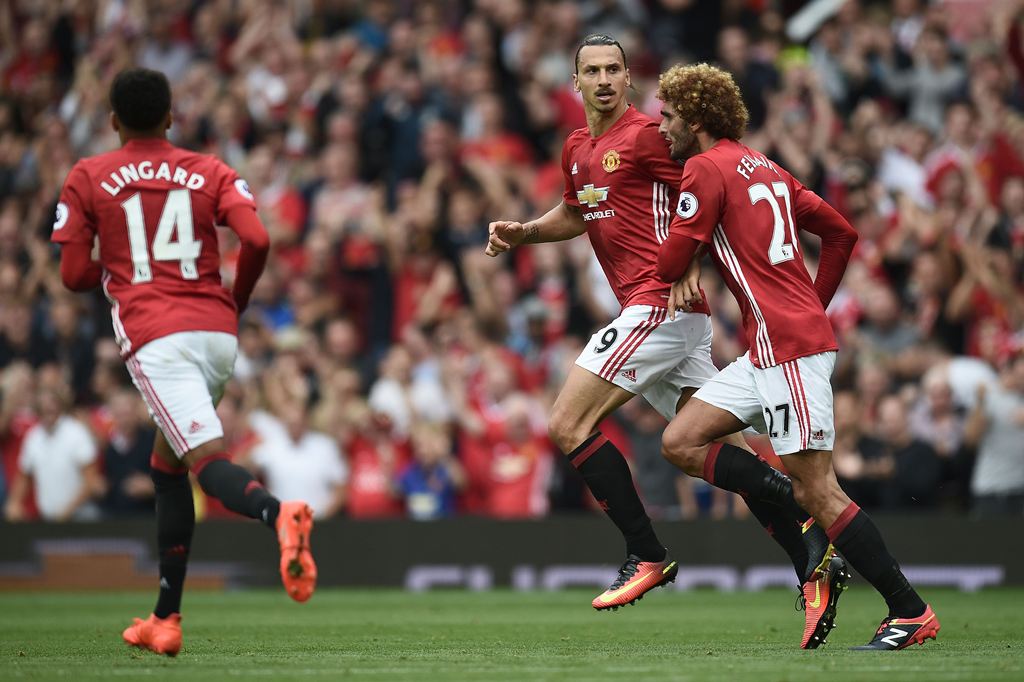 Manchester United's Swedish striker Zlatan Ibrahimovic (2nd L) with Belgian midfielder Marouane Fellaini (R). (AFP / Oli SCARFF)