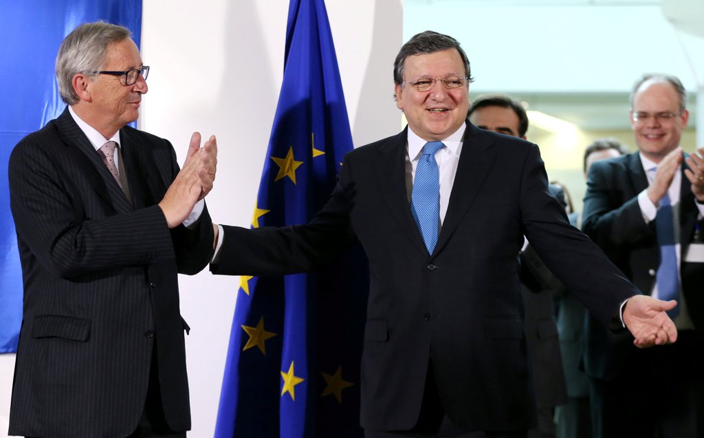 Outgoing president of the European Commission Jose Manuel Barroso reacts as he is applauded by incoming president of the EU Commission Jean-Claude Juncker (L) during a ceremony at the EU Commission headquarters in Brussels October 30, 2014. REUTERS/Franco