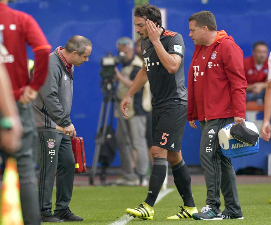 HSV Hamburg v FC Bayern Munich - German Bundesliga - Volksparkstadion, Hamburg, Germany - 24/09/16 Bayern Munich's Mats Hummels is escorted off the pitch after an injury. REUTERS/Fabian Bimmer