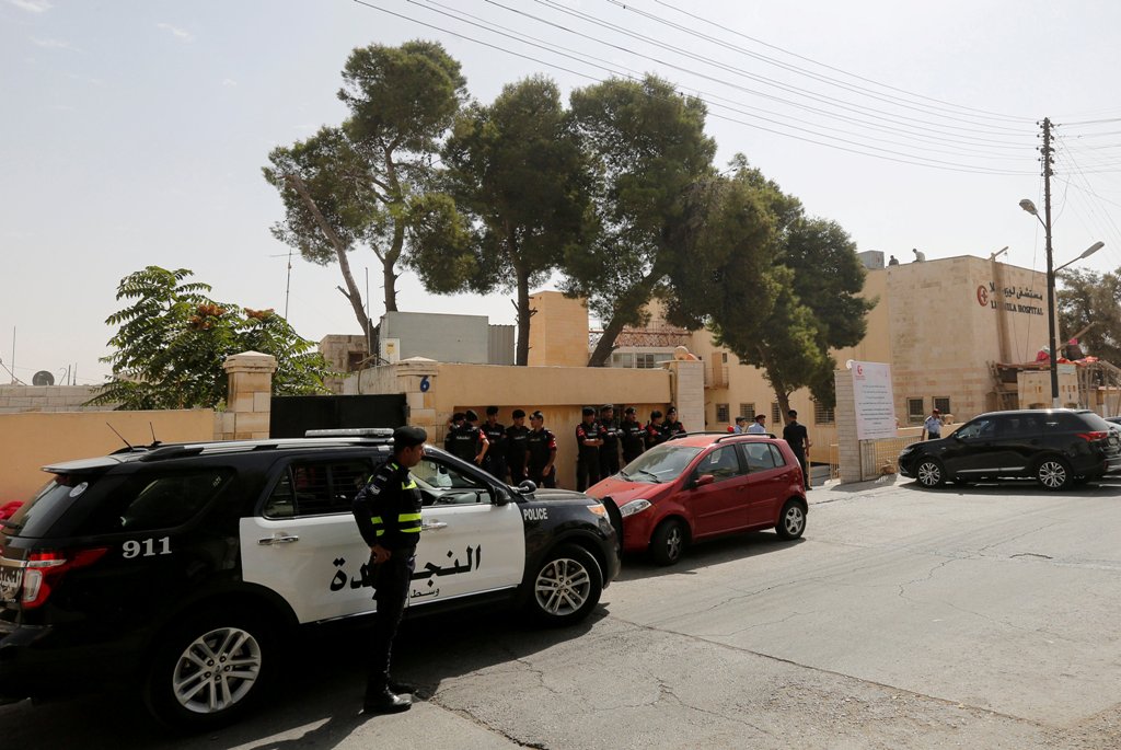 Jordanian police stand guard in front of a hospital where the body of Jordanian writer Nahed Hattar, who was shot dead, was held in Amman, Jordan, September 25, 2016. REUTERS/Muhammad Hamed
