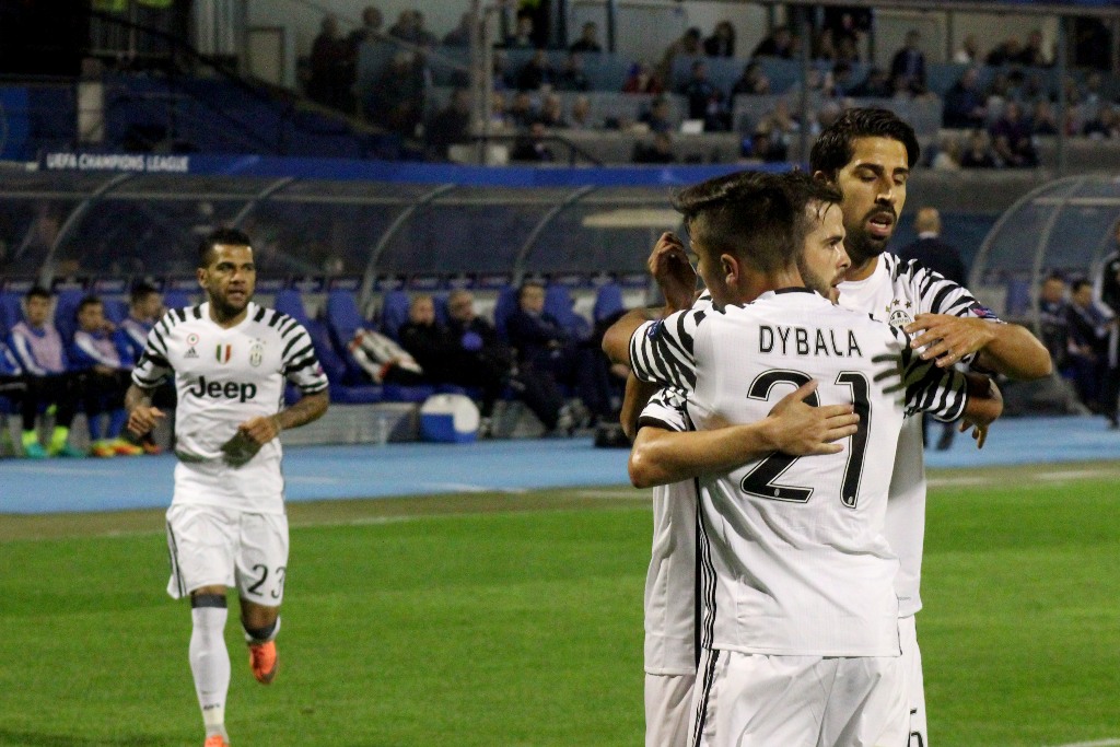 Players of Juventus celebrate after scoring a goal during the UEFA Champions League Group H soccer match between Dinamo Zagreb and Juventus at Maksimir Stadium in Zagreb, Croatia on September 27, 2016. ( Stipe Mayiç - Anadolu Agency )