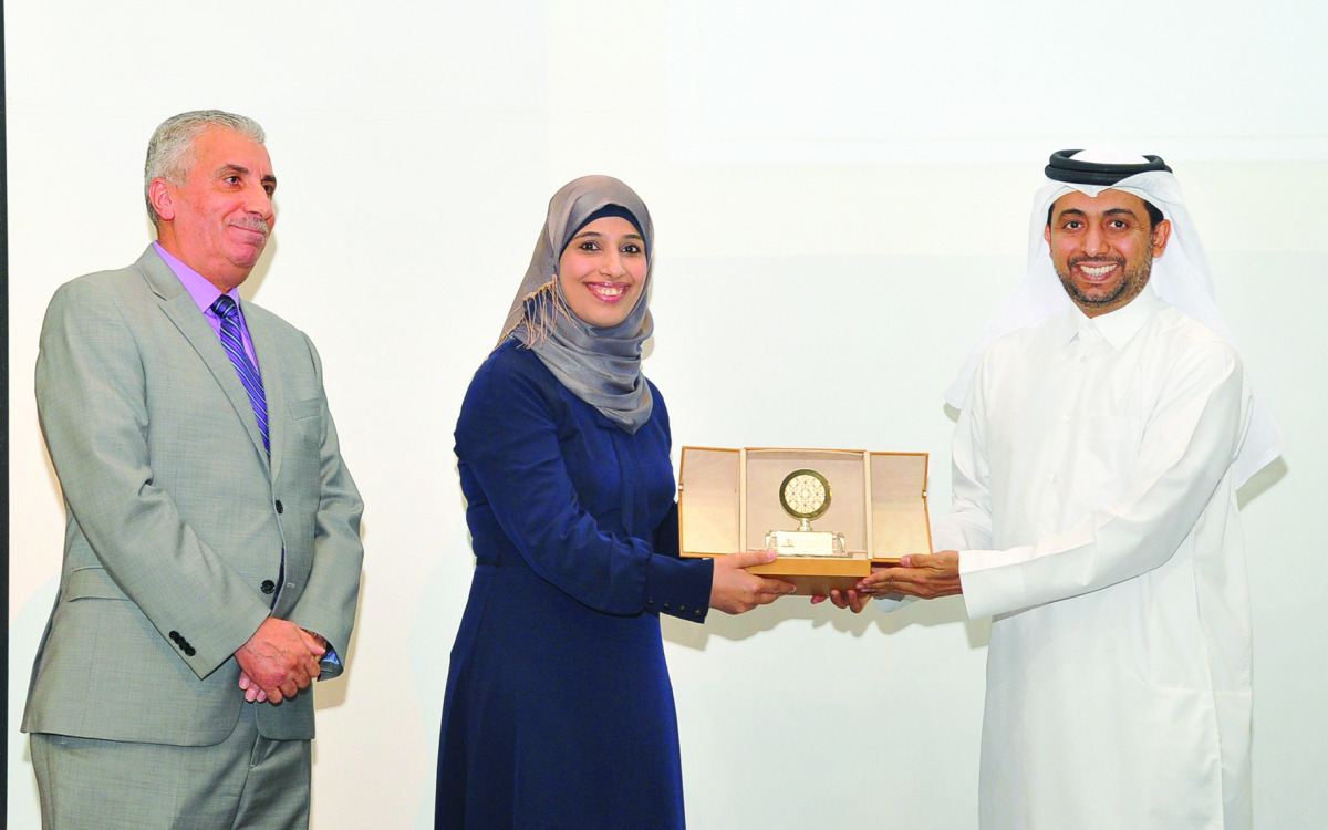 Dr. Hassan Al Derham and Dr. Nitham Hindi honouring Alla El-Awaisi. 