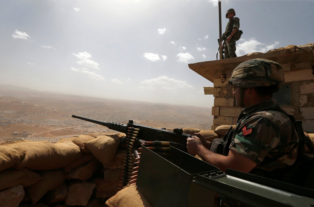 Lebanese soldiers take positions at an army post in the hills above the Lebanese town of Arsal, near the border with Syria, Lebanon September 21, 2016. Picture taken September 21, 2016. REUTERS/Mohamed Azakir