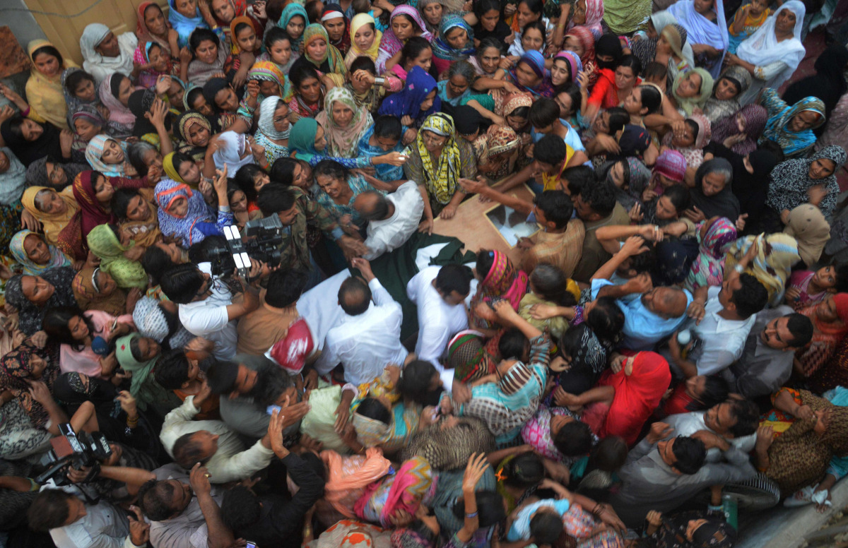 People gather around the coffin of a Pakistani soldier, killed along the de-facto Pakistan-India border in Kashmir, during his funeral in Faisalabad on September 29, 2016. (AFP / GHAZANFAR MAJID)
