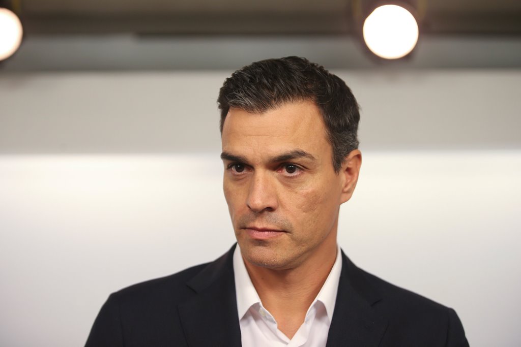 Spain's Socialist party (PSOE) leader Pedro Sanchez gets ready to address the media at his party's headquarters in Madrid, Spain, September 30, 2016. Reuters/Susana Vera