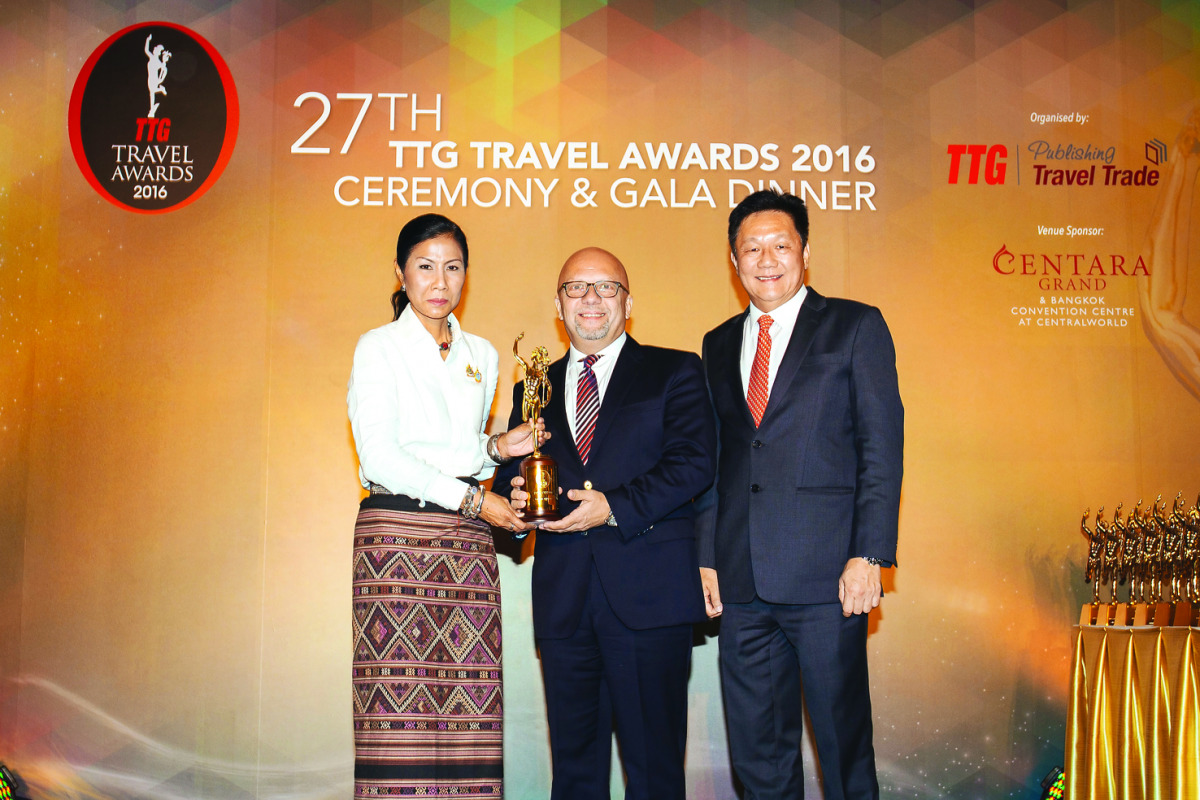 Qatar Airways Senior Vice-President Asia Pacific, Marwan Koleilat (centre), receiving the award on behalf of the airline.