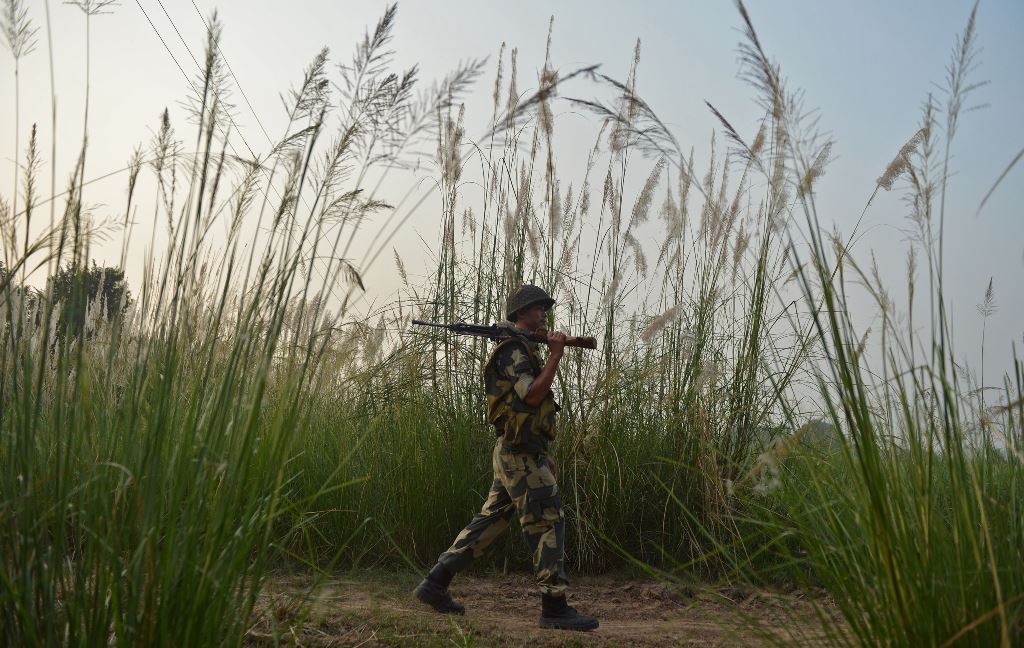  An Indian Border Security Force (BSF) soldier patrols along a fence at the India-Pakistan border in R.S Pora, southwest of Jammu, on October 3, 2016. AFP / TAUSEEF MUSTAFA